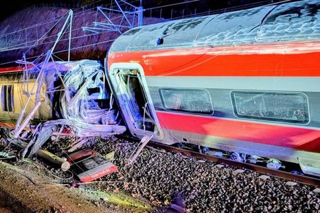 tragedia ferroviaria en espana: al menos 53 muertos por el descarrilamiento de dos trenes de alta velocidad tragedia ferroviaria en espana: al menos 53 muertos por el descarrilamiento de dos trenes de alta velocidad