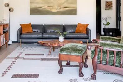 MDZol | El diseño biofílico es sinónimo de estilo y equilibrio, y está inspirada en la forma, las texturas y los colores del paisaje circundante.  La foto corresponde a una sala de estar minimalista con elementos decorativos terrosos y obras de arte. Foto: Ace Mi