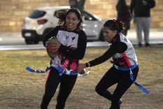 Las chicas de flag football entrenan en el Parque Cívico en horas de la tarde.