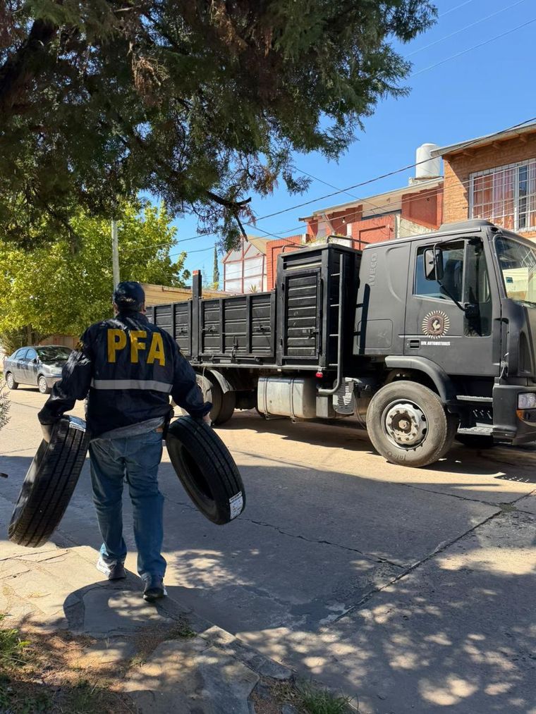 Se desarrollaron 30 allanamientos en Mendoza y otras provincias por la investigación contra la megared de contrabando.&nbsp;