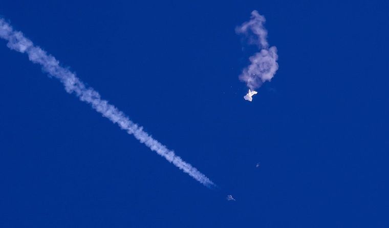 Ya cuatro globos han sido derribados. Foto: Efe.