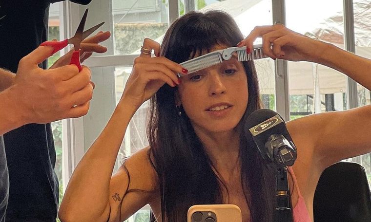 Improvisaron una peluquería en Perros de la Calle Cande Molfese se sometió a las manos de Andy Kusnetzoff Foto: @urbanaplayfm