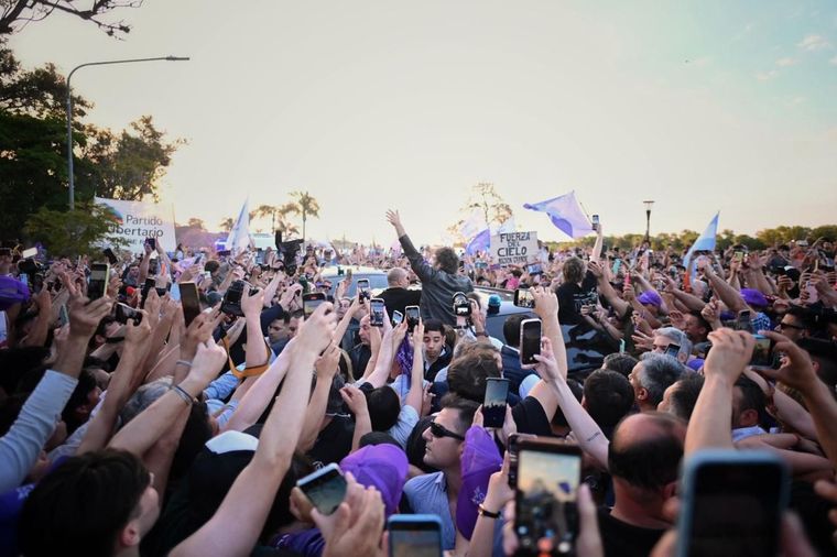 Tras encabezar una caravana en Paraná, Entre Ríos, Javier Milei visitará las provincias de Chaco y Corrientes. Tras encabezar una caravana en Paraná, Entre Ríos, Javier Milei visitará las provincias de Chaco y Corrientes.