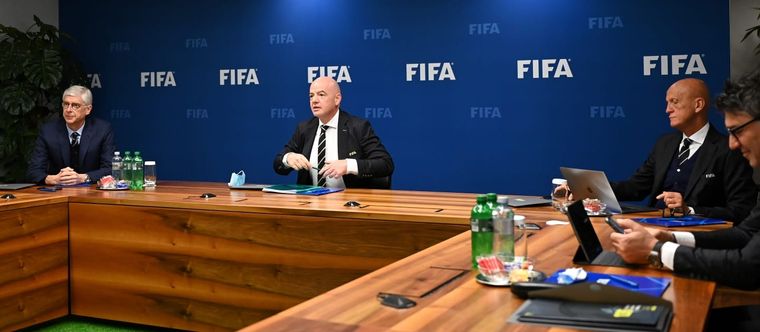 Gianni Infantino junto a Arsène Wenger y Pierluigi Collina durante la asamblea de este viernes. Foto: FIFA
