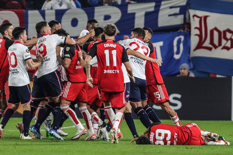 El tumulto entre los jugadores de Nacional y River. Foto: FotoBaires