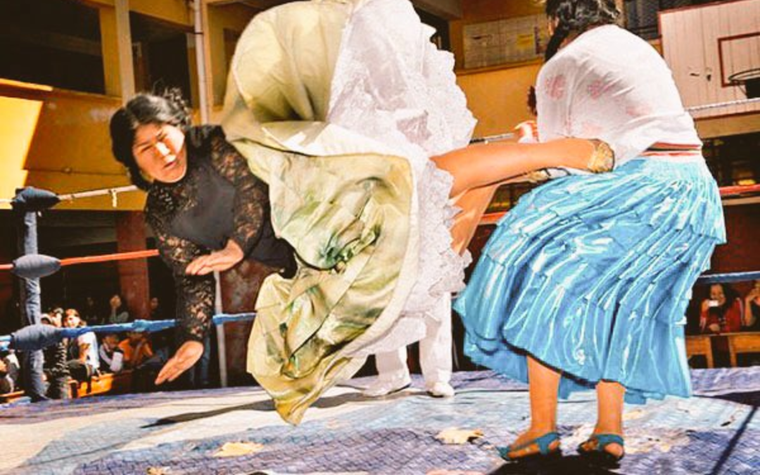 La lucha de cholas es una variante de la lucha libre y nació en Bolivia en el 2002. Foto: X