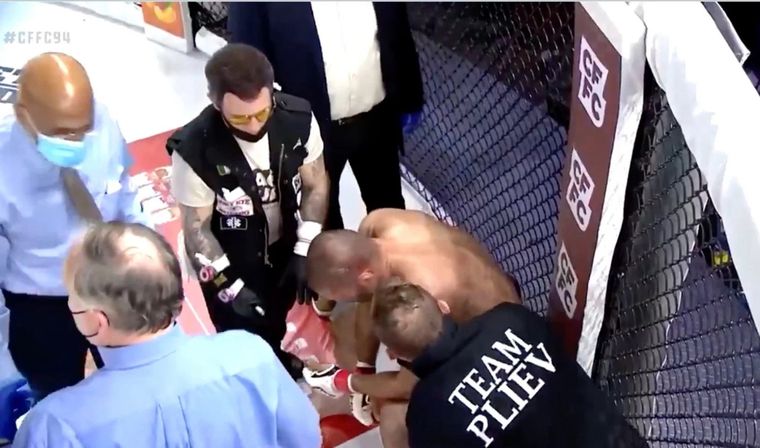 Khetag Pliev es atendido tras la lesión. Foto: Captura