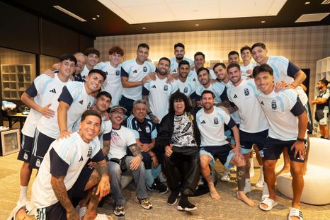 Entre asado, canciones y recuerdos, apareció una de las figuras más populares de la música nacional para regalarle un momento inolvidable a la Selección argentina. Entre asado, canciones y recuerdos, apareció una de las figuras más populares de la música nacional para regalarle un momento inolvidable a la Selección argentina.