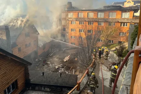 un incendio destruyo un tradicional hotel de bariloche un incendio destruyo un tradicional hotel de bariloche