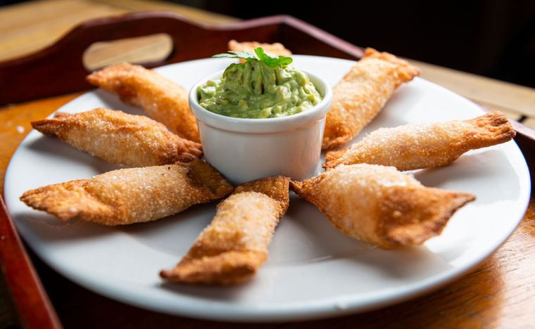 Tequeños con salsa verde Una receta simple y deliciosa en minutos Foto: Shutterstock