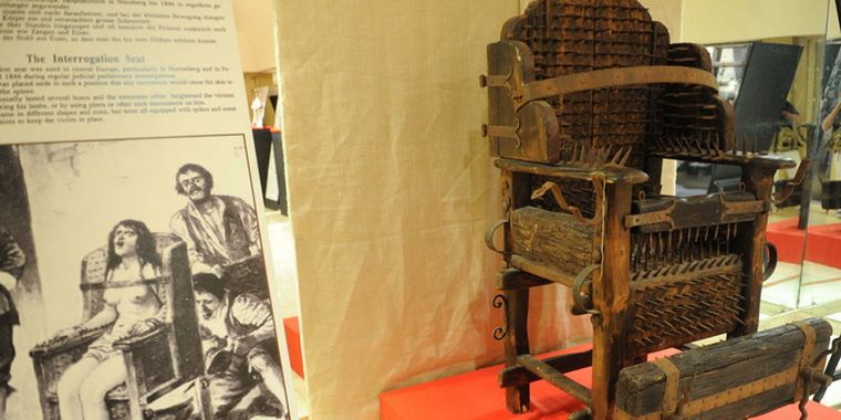 La silla inquisodora, temible artefacto de tortura. Foto: Télam