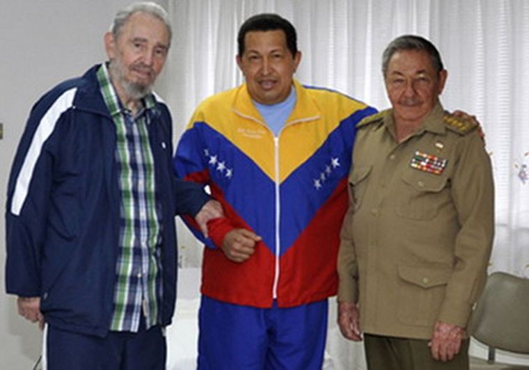 Chavez junto a los hermanos Castro.
