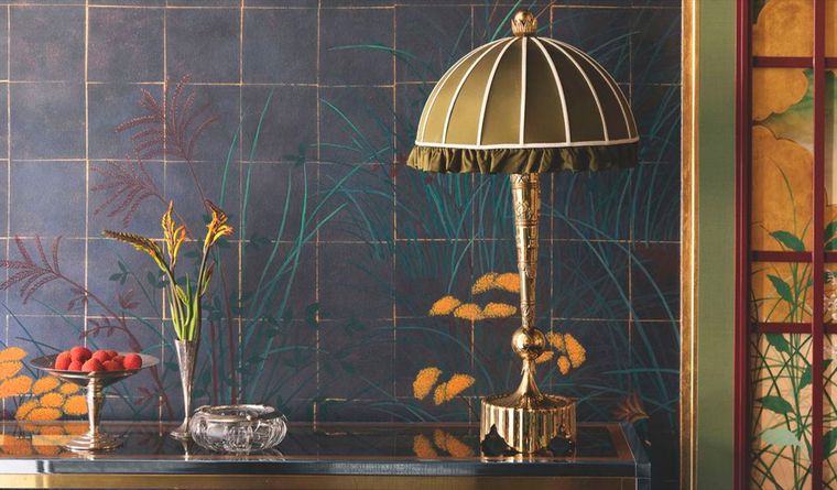 Diseño basado en un revestimiento de pared pintado a mano sobre seda dorada.. Crédito de la imagen: Stephan Julliard