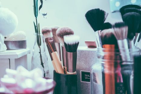Trucos mágicos  para limpiar tus productos de belleza