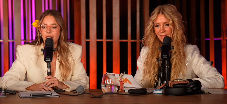 Nati Jota y Cris Morena en la mesa principal del evento Foto: Captura de YouTube