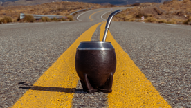Mendoza también se recorre con el mate y el termo bajo el brazo. Foto: Canva