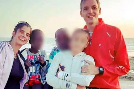 La pareja con sus tres hijos Foto: Télam