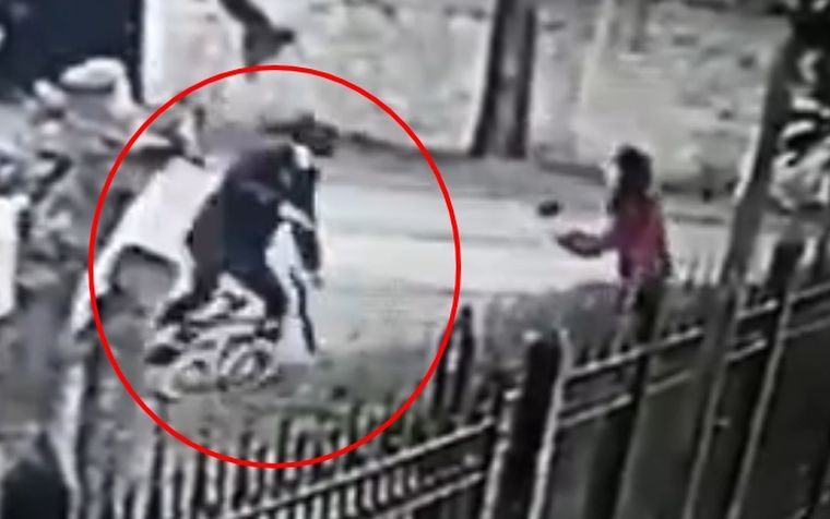 Inerme La niña no representaba ninguna amenaza, y sin embargo el ladrón la atacó sin piedad.