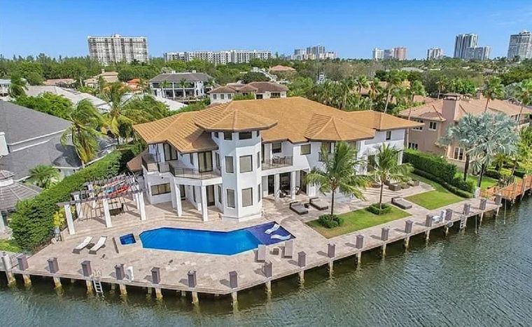 La mansión se ubica frente al mar en Fort Lauderdale, en el condado de Broward al norte de Miami Foto: Twitter @gilmourde9