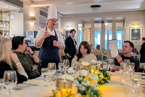 El chef Gastón Storace presentó cada uno de los platos de la nueva carta de Pasaje de los Carruajes, el histórico restaurante del Teatro Colón. El chef Gastón Storace presentó cada uno de los platos de la nueva carta de Pasaje de los Carruajes, el histórico restaurante del Teatro Colón.