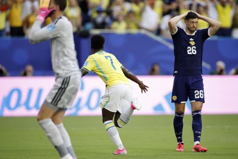 Tras un grosero error defensivo de Escocia, Vinicius marcó el 1-0 de Brasil y ya suma tres goles en el Mundial. Tras un grosero error defensivo de Escocia, Vinicius marcó el 1-0 de Brasil y ya suma tres goles en el Mundial.