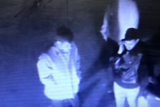 Alrededor del choque se ve a un grupo de hombres moviendo la camioneta Foto: Captura de video