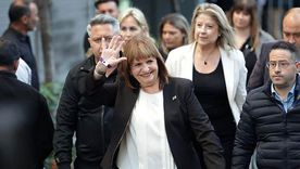 Así ingresó festejando Patricia Bullrich al Hotel Libertador. Así ingresó festejando Patricia Bullrich al Hotel Libertador.