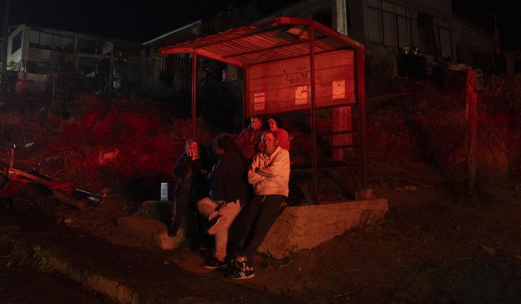 Mucha gente quedó sin hogar en Valparaíso. Foto: Efe.