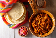 La receta tradicional no llevaba naranja agria, sino jugo de lima local, pero con el tiempo se adaptó a ingredientes más accesibles.