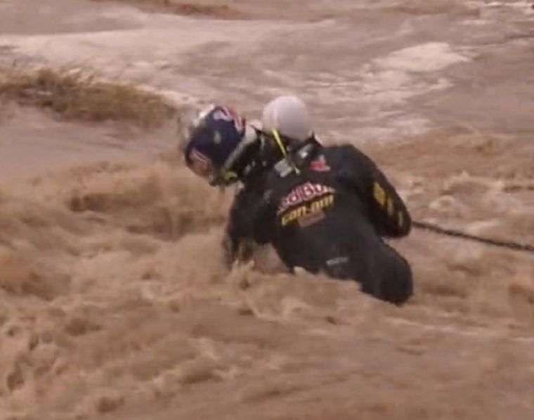 Juan Pablo Latrach Vinagre dentro del río, una imagen impactante. Foto: Captura