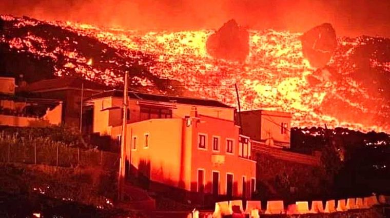 Desde el 19 de septiembre brota lava del volcán. Foto: Captura de pantalla.