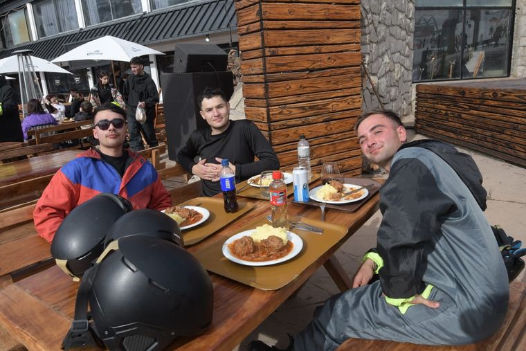Desde Tunuyán celebrando la amistad en Las Leñas: Lucas, Tiziano y Martín. Desde Tunuyán celebrando la amistad en Las Leñas: Lucas, Tiziano y Martín.