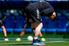 Messi se toca la rodilla durante el entrenamiento. Foto: EFE