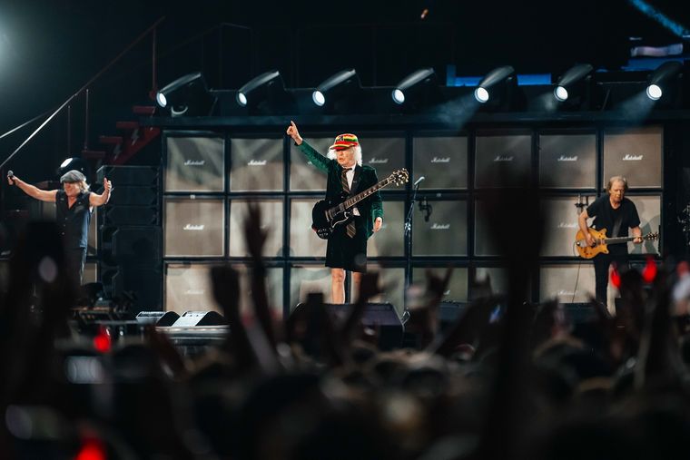 Brian Johnson, Angus Young y Stevie Young. Brian Johnson, Angus Young y Stevie Young.