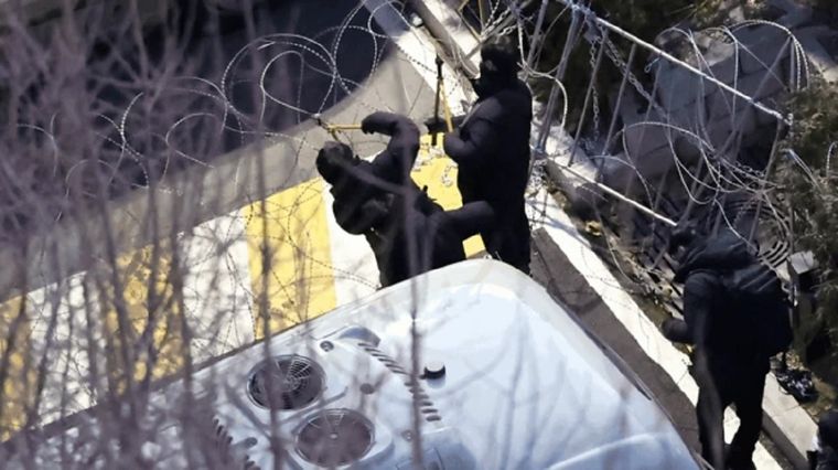 Los policías surcoreanos utilizaron tenazas para cortar el alambre de púas que rodeaba la residencia presidencial. Foto: BBC