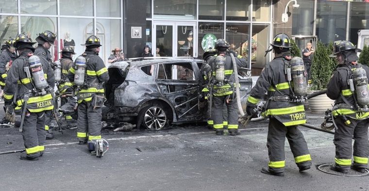 El auto se incendió rápidamente y luego provocó una gran explosión en pleno Wall Street.