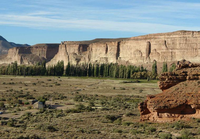 Los Altares, un pueblo escondido en la Patagonia chubutense, sorprende con sus murallas naturales y el río Chubut que lo abraza. &nbsp;