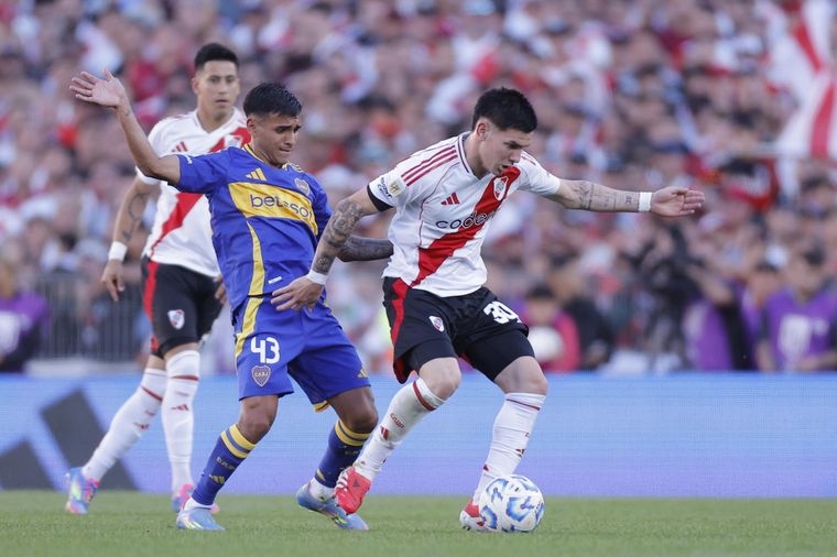 Milton Delgado marcando a Franco Mastantuono en el último Superclásico entre Boca y River en el Monumental. Foto: EFE