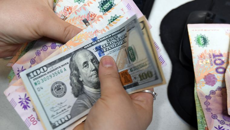 El dólar abrirá el año mañana viernes.