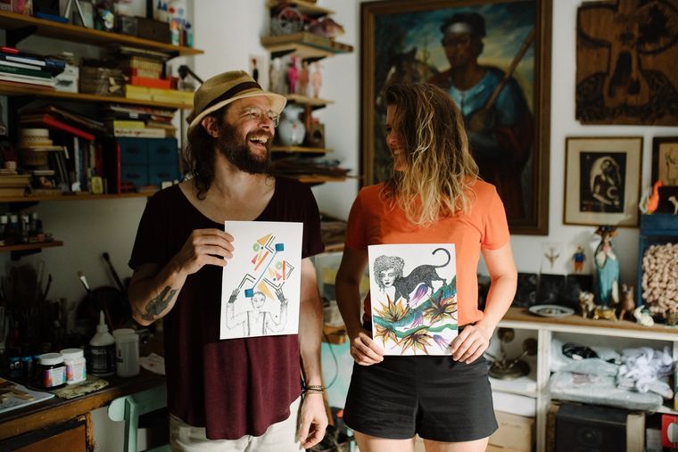 Sofía y Alfonso, una pareja de artistas que crearon una marca de indumentaria a partir de sus obras.
