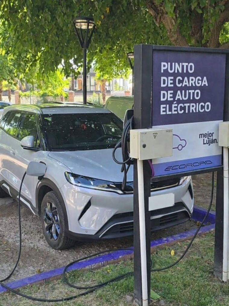 En Luján de Cuyo funciona un punto de carga para autos eléctricos alimentado por energía solar del parque municipal, con uso gratuito y acceso público. En Luján de Cuyo funciona un punto de carga para autos eléctricos alimentado por energía solar del parque municipal, con uso gratuito y acceso público.