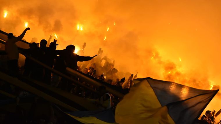 Con su sola presencia, los hinchas del fútbol argentino sostienen hoy una estructura cada vez más endeble.