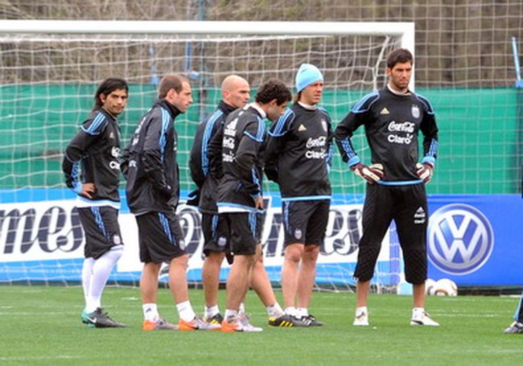 Los jugadores se movieron en Ezeiza. Foto: Télam