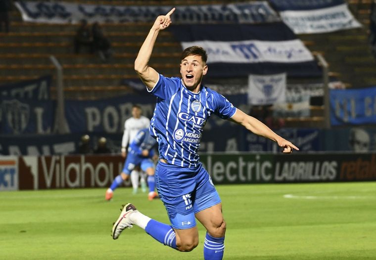 Tadeo Allende festeja el primer gol bodeguero. Foto: Télam