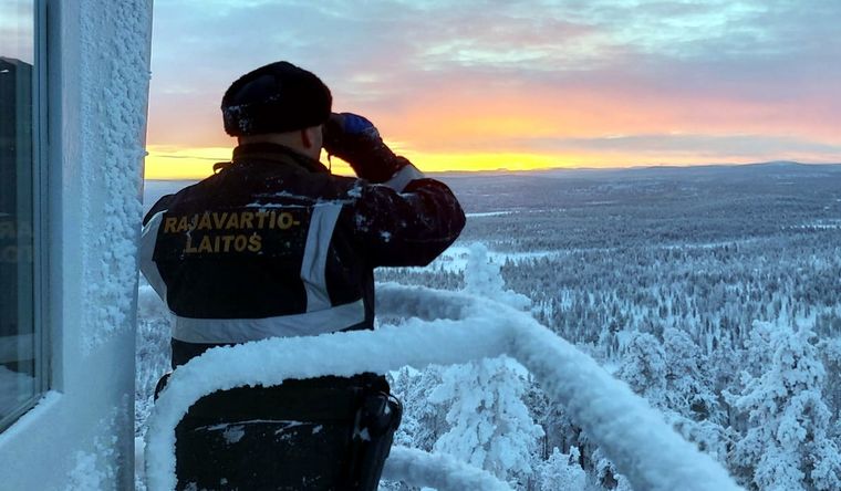 Un guardia finlandés vigila la frontera con Rusia. Foto: Guard.