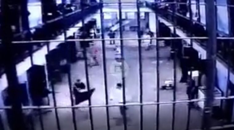 El hecho quedó captado por las cámaras de seguridad