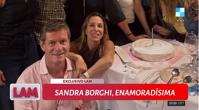 La conductora junto a su nuevo amor. La conductora junto a su nuevo amor.