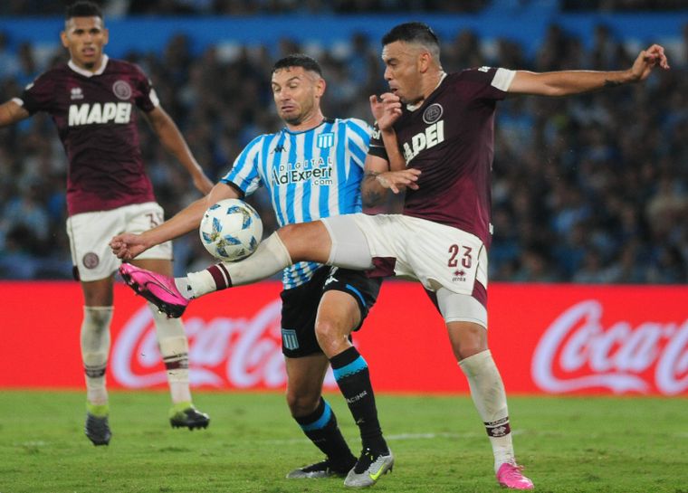 Martínez disputa la pelota con Nery Domínguez. Foto: FotoBaires