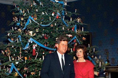 El ex presidente católico de EEUU, John Kennedy, con Jaqueline Onasisis, junto al gran árbol de Navidad de la Casa Blanca en 1961, año en que asumió como mandatario. El ex presidente católico de EEUU, John Kennedy, con Jaqueline Onasisis, junto al gran árbol de Navidad de la Casa Blanca en 1961, año en que asumió como mandatario.