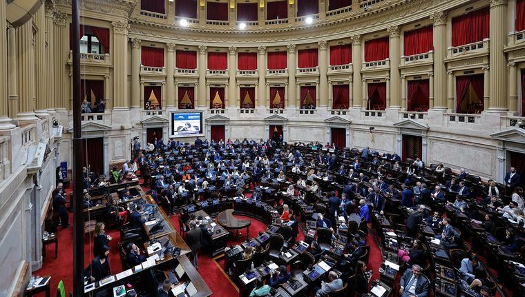 Francos entrega el informe de gestión. Foto: EFE